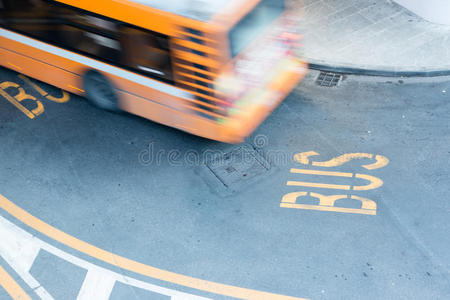 城市道路上的公共汽车在模糊的运动中