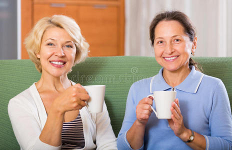 女退休人员喝茶