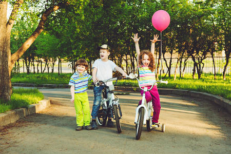孩子们在公园骑自行车，背景色调为Instagra