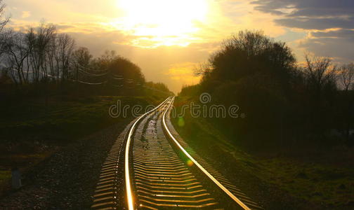 日落时分的铁路