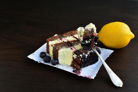 可可海绵蛋糕，柠檬奶油和蓝莓酱