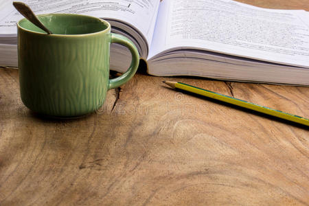 咖啡，书，铅笔，木头，纸，勺子。