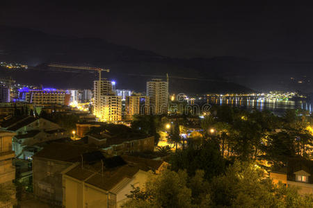 美丽的HDR夜照片，一个流行的度假目的地，巴德瓦市