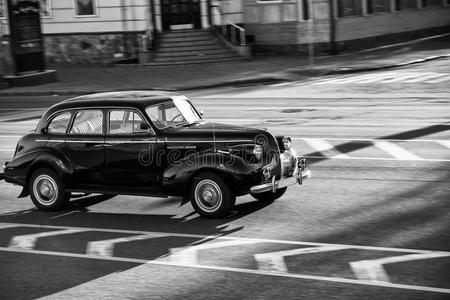 城市街道上的经典旧车