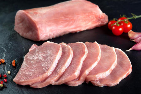 新鲜的生肉。猪肉嫩叶，腰部奖章牛排连续准备烹饪。背景黑色黑板