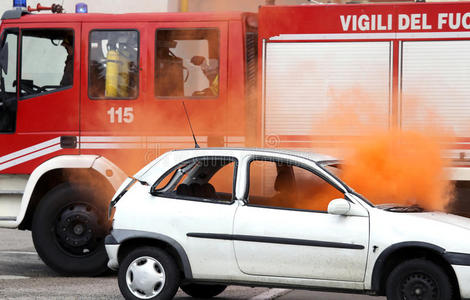 火灾对汽车和消防人员的发动机干预
