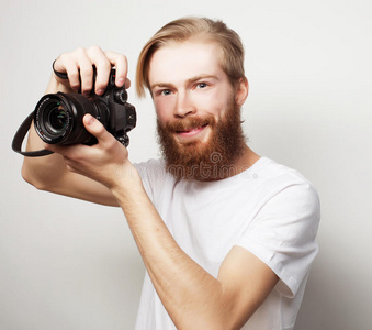 长胡子的人带着数码相机