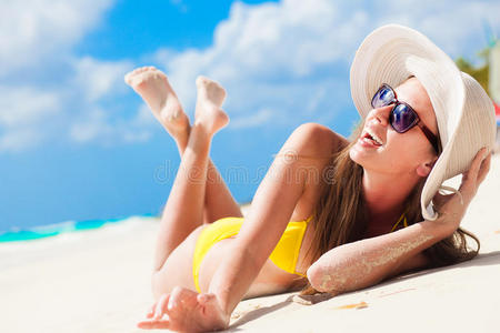 假日 美丽的 女孩 放松 日光浴 帽子 夏天 太阳 比基尼