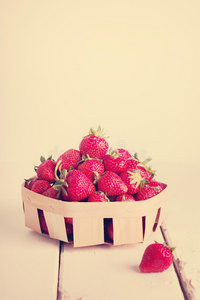 篮子里的草莓。