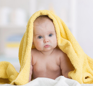 洗澡后毛巾下面的女婴