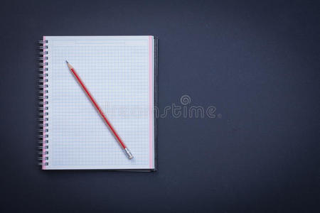 干净的正方形工作簿，红色铅笔在黑色