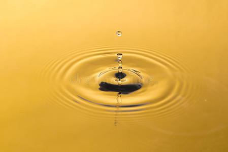 水滴金色图片