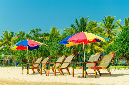 异国情调的沙滩，有太阳伞和椅子
