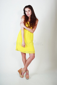 明亮的黄色连衣裙