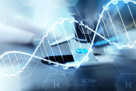 在实验室用测试样本关闭科学家的手