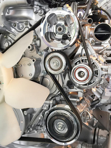 汽车发动机皮带轮传动带照片