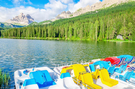意大利米苏丽娜湖上的彩色踏板