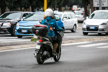 城市里的踏板车