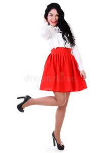 穿着白色衬衫和红色裙子的漂亮年轻女人