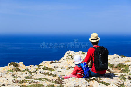 父亲和小女儿在山上徒步旅行