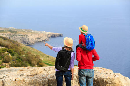 带小孩的家庭在风景优美的山上旅行