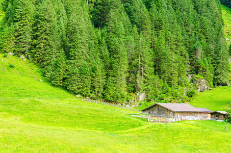 美丽的高山景观与山屋