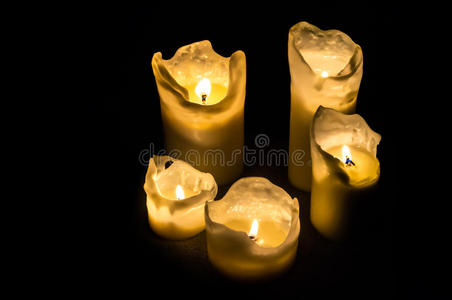 晚上的蜡烛被隔离在黑暗的背景中