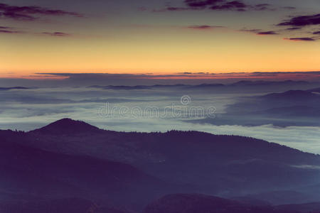 美丽的雾蒙蒙的早晨在山上。