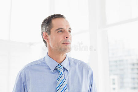 目光呆滞的男人图片