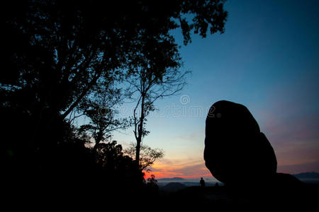 巨大的岩石景观剪影景观，泰国