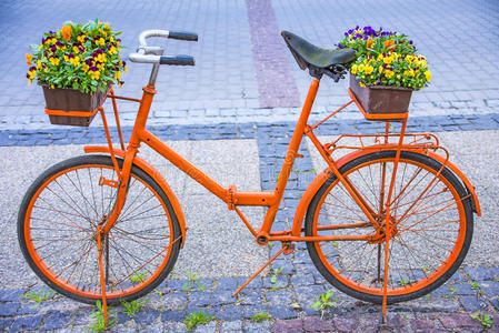 组的复古自行车带花自行车照片