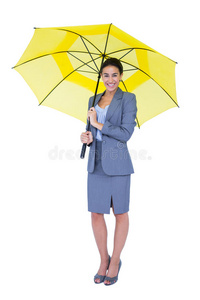 遮蔽 雨伞 站立 女商人 白种人 年代 微笑 公司 演播室