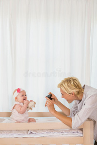 闲暇 家庭 相互作用 女孩 宝贝 照相机 感情 住所 可爱的