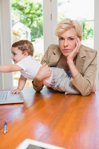 金发女人和他儿子用笔记本电脑