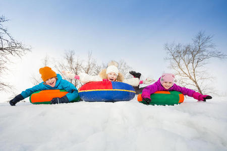 雪橇 外部 小山 小孩 白种人 女孩 季节 孩子们 乐趣
