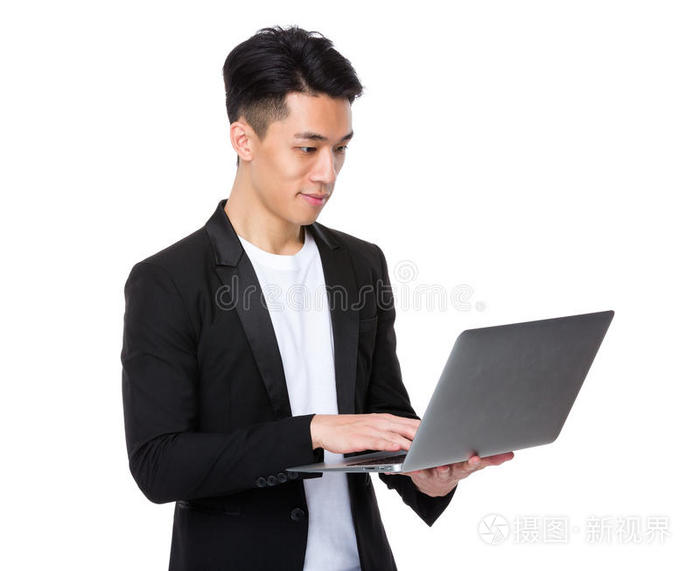 年轻人使用笔记本电脑