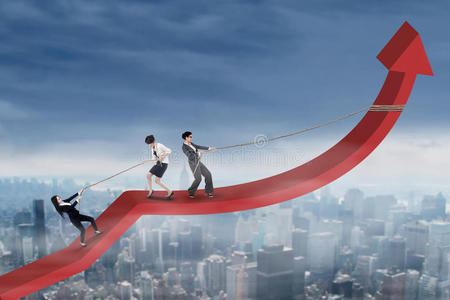 企业家向上拉着商业图表照片