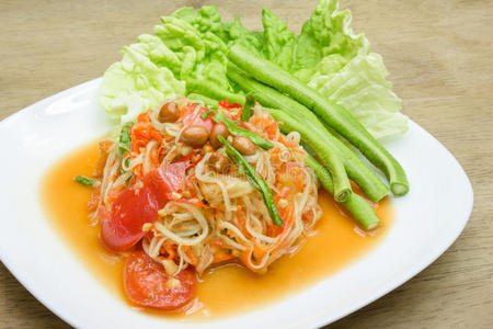青木瓜混合胡萝卜沙拉。 辛辣的泰国菜