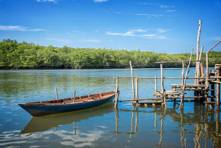 印度尼西亚的船和浮舟照片