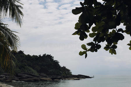 在大海背景上遥远的人类人物