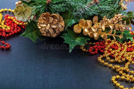圣诞装饰，冷杉树枝，松果，金属丝。