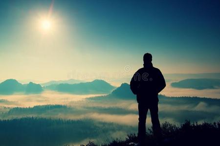 人站在国家公园萨克森瑞士砂岩岩石的顶峰上观看照片