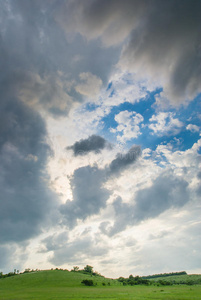 多云的雷声天空