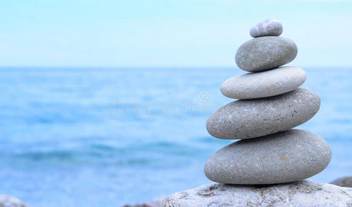 概念性的堆石在完美的平衡