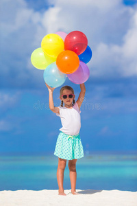 可爱的小女孩在玩气球