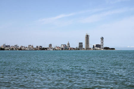 巴统城市景观从海滩,02.06.照片