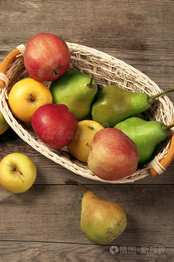 新鲜收获的苹果和梨