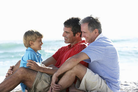祖父带着孙子和父亲在海滩度假