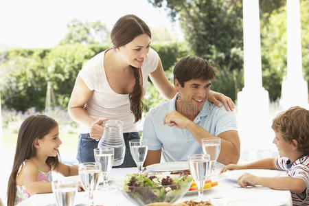 一家人一起在花园里享受户外大餐