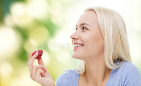 吃草莓的快乐女人
